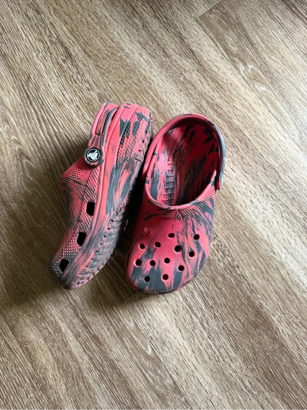 CROCS Kids Red and Black Swirl Foam Clogs SIZE J2